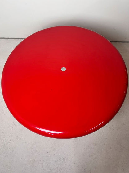 Table basse ronde en plastique rouge et blanc par Peter Ghyczy
