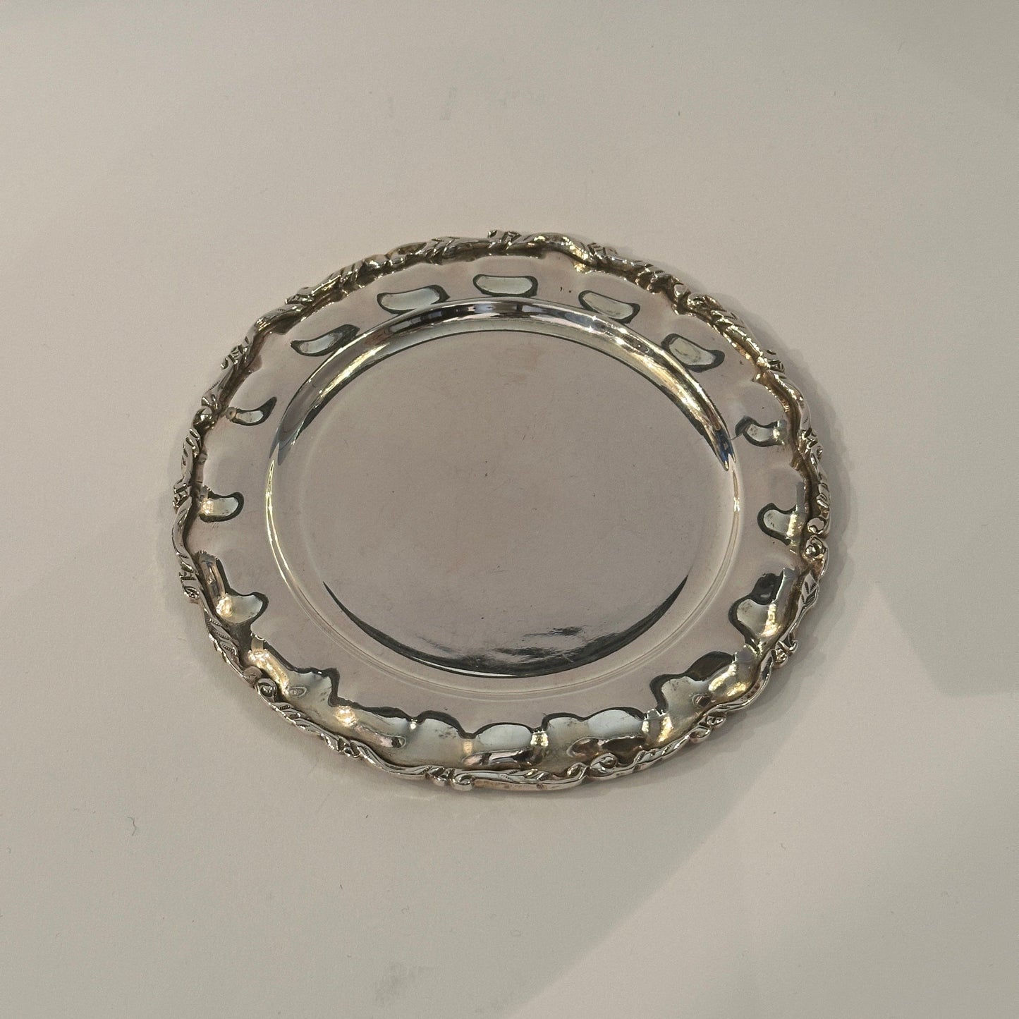 Assiette vintage en argent Cartier à décor organique sur les bords