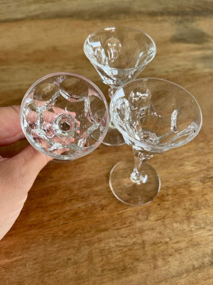 Vintage Likörgläser mit umlaufendem Kristallschliff Tropfenform