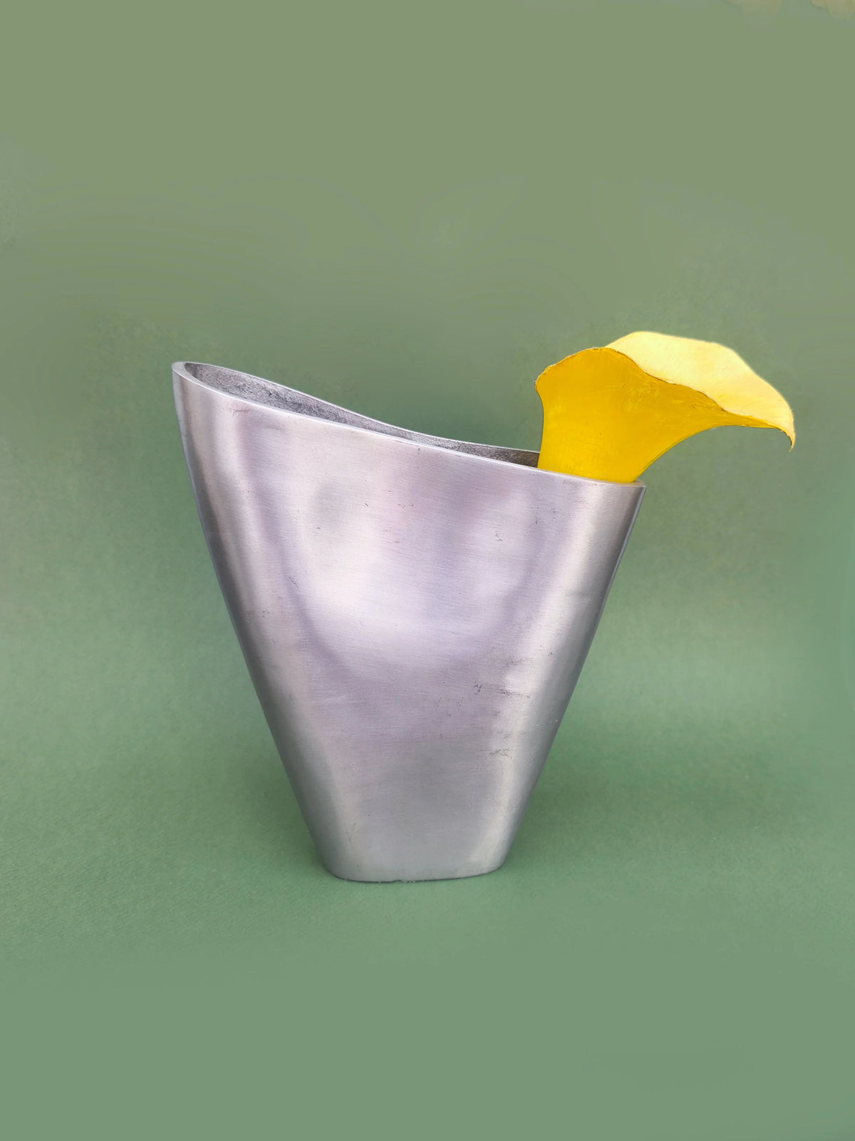 Vintage Vase aus gebürstetem Metall, organisch gewellt