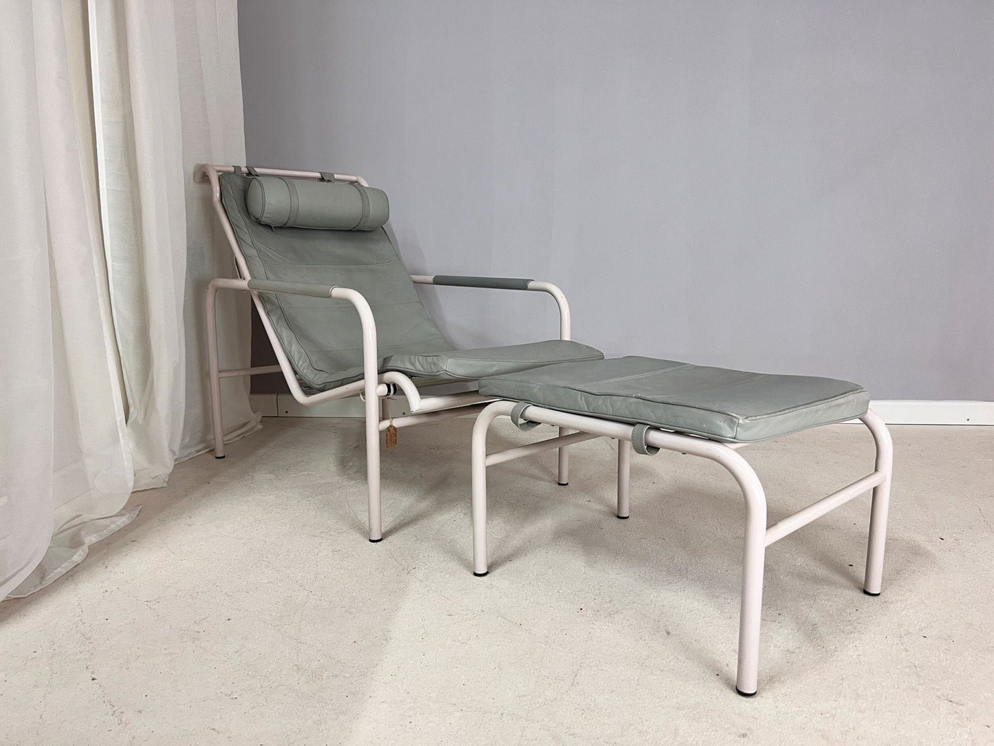 Vintage lounger model Genni by Gabriele Mucchi for Zanotta grey genuine leather