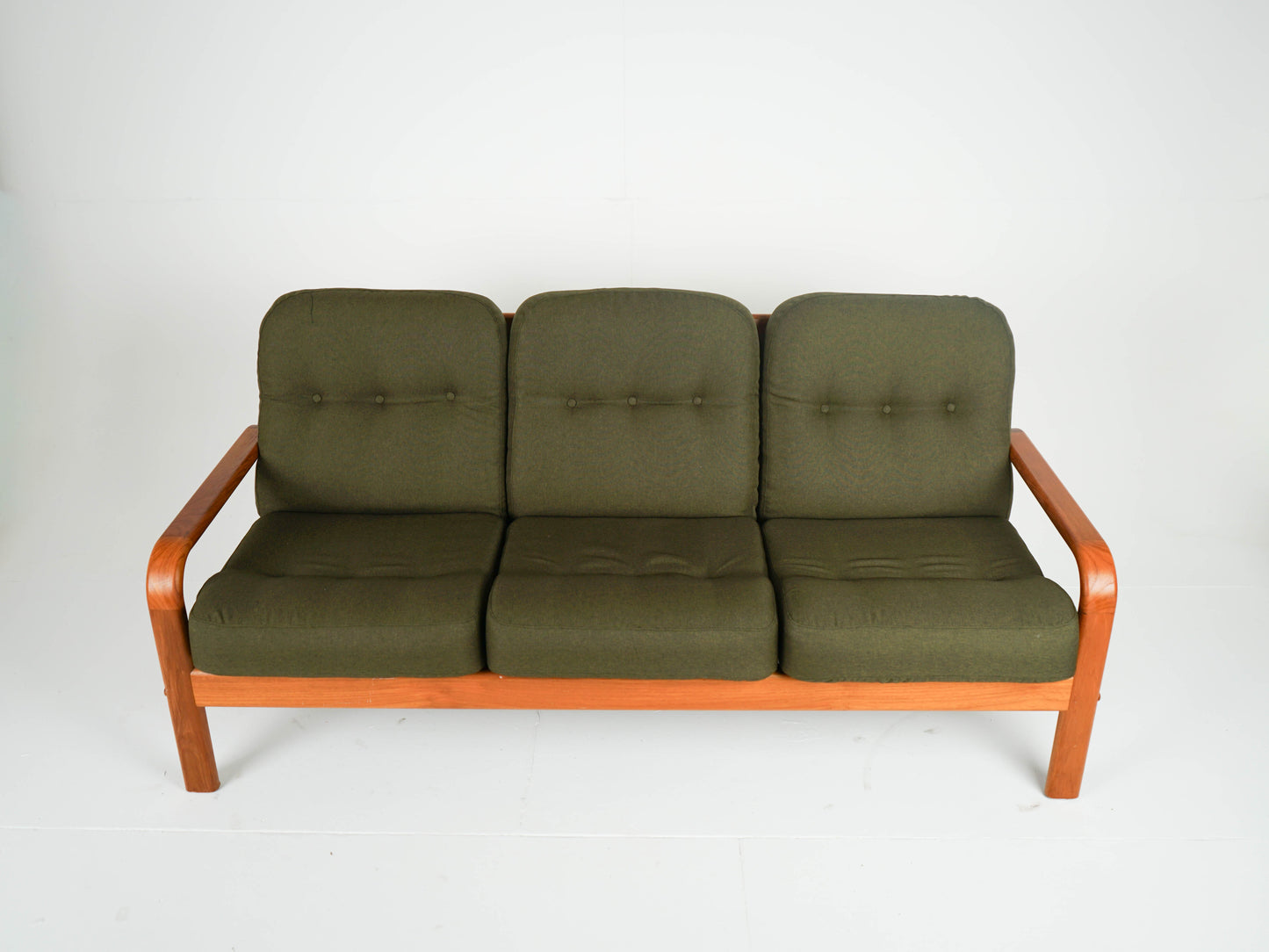 Vintage Sofa Teak neu bezogen grün