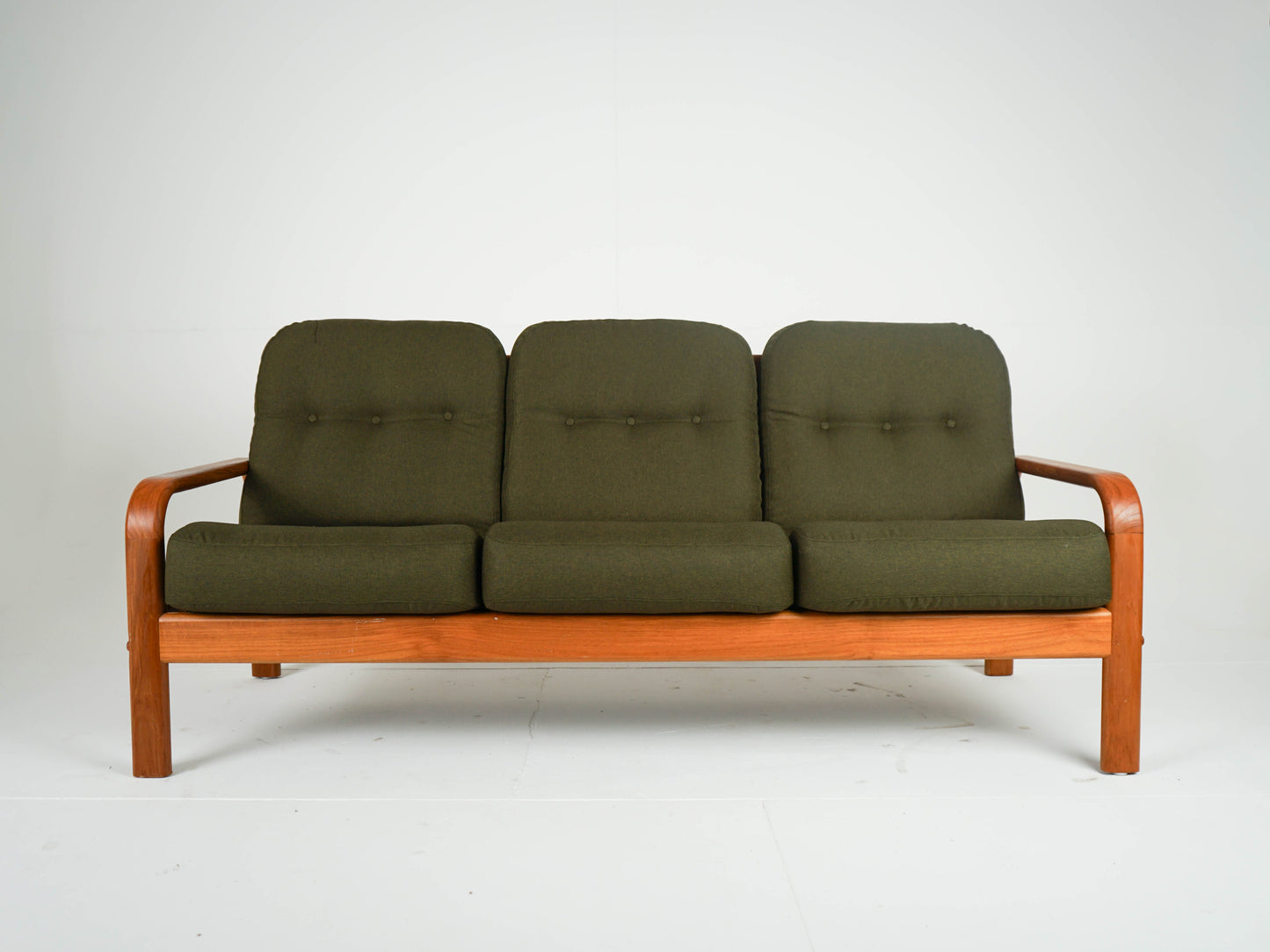 Vintage Sofa Teak neu bezogen grün