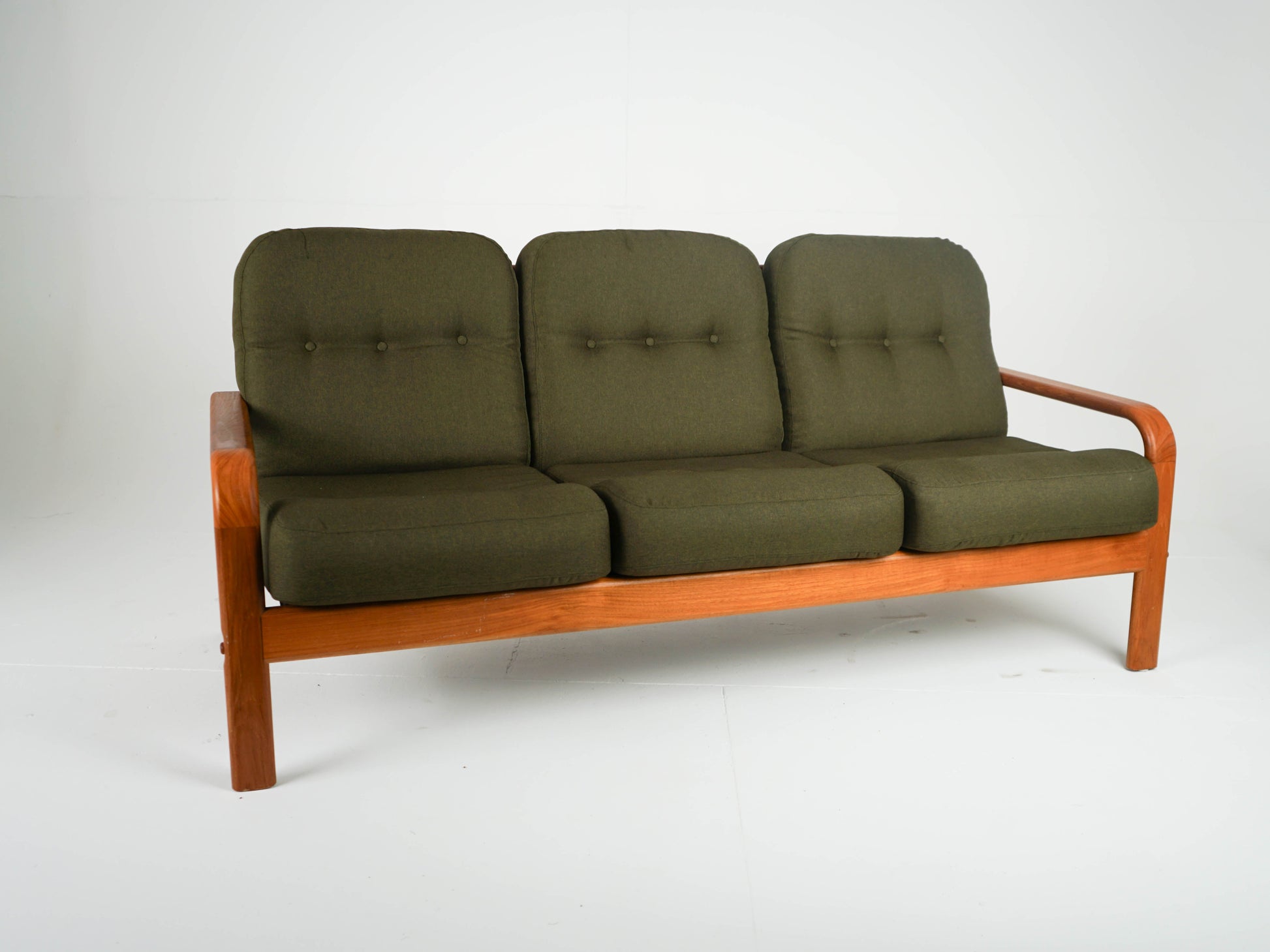 Vintage Sofa Teak neu bezogen grün