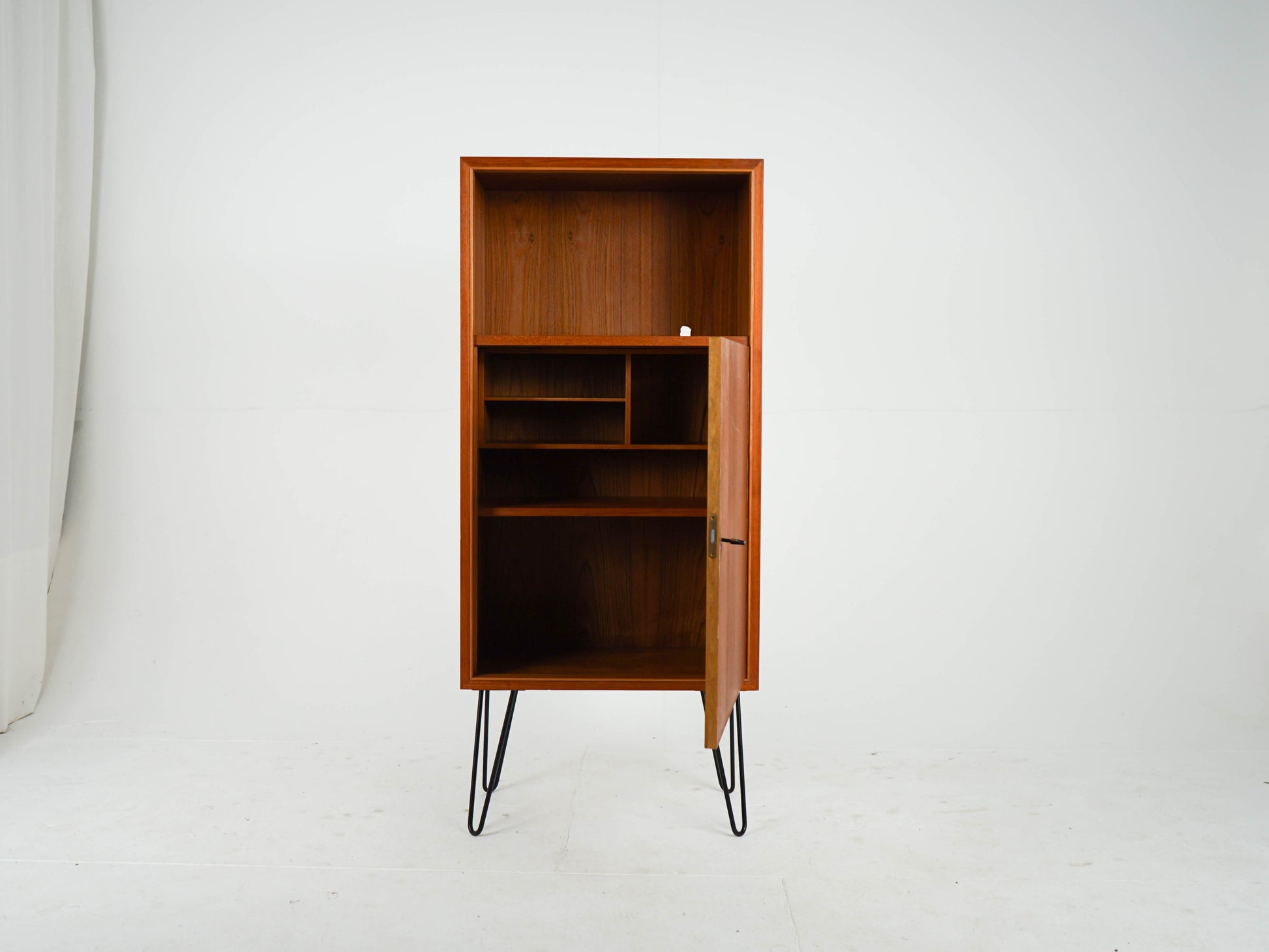 Vintage Schrank Barschrank Teak auf Hairpins
