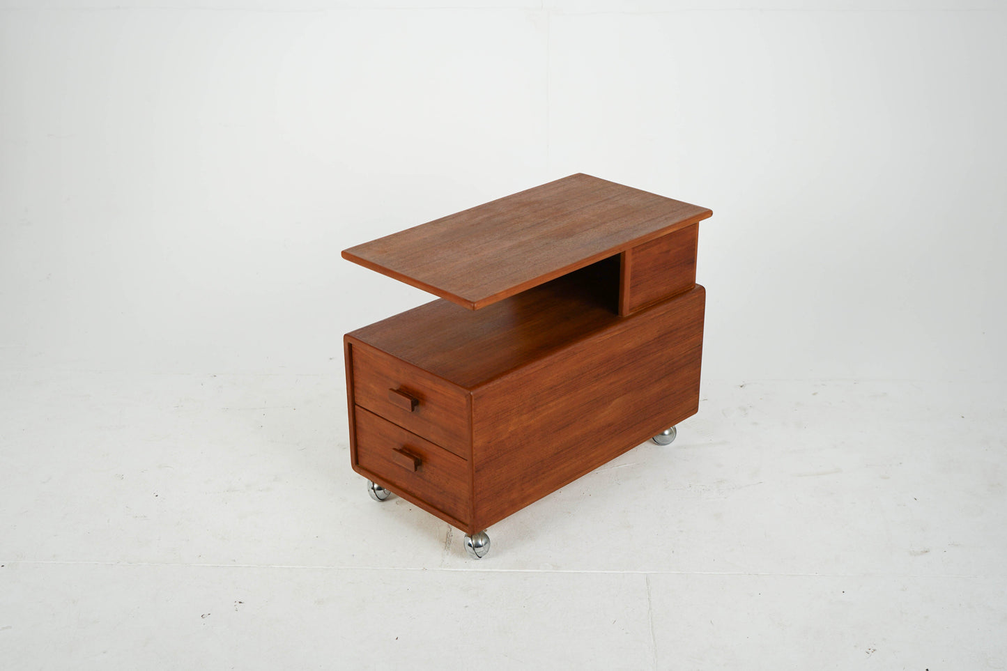 Vintage Couchtisch aus Teakrollbar mit 2 Schubladen und Ablage