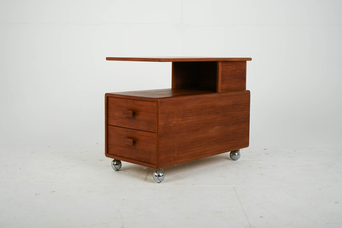 Vintage Couchtisch aus Teakrollbar mit 2 Schubladen und Ablage
