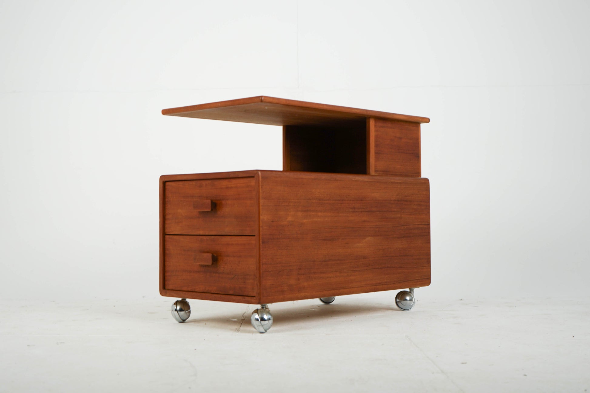 Vintage Couchtisch aus Teakrollbar mit 2 Schubladen und Ablage