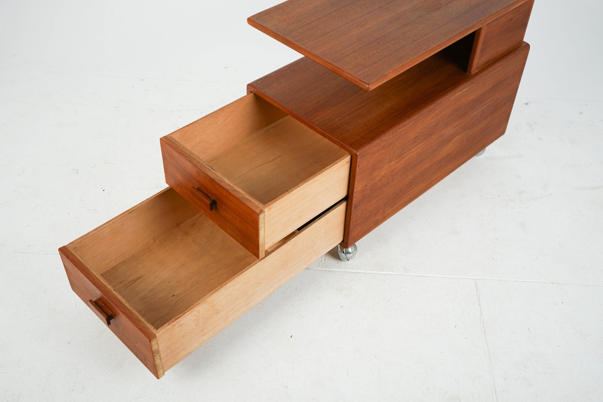 Vintage Couchtisch aus Teakrollbar mit 2 Schubladen und Ablage
