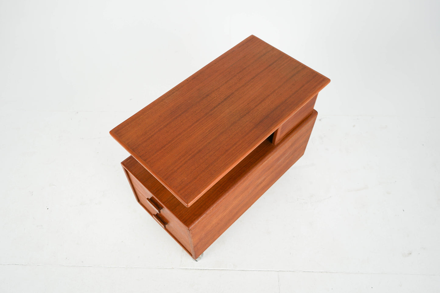 Vintage Couchtisch aus Teakrollbar mit 2 Schubladen und Ablage