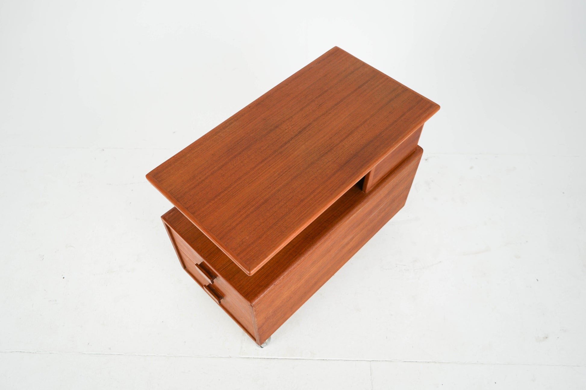Vintage Couchtisch aus Teakrollbar mit 2 Schubladen und Ablage