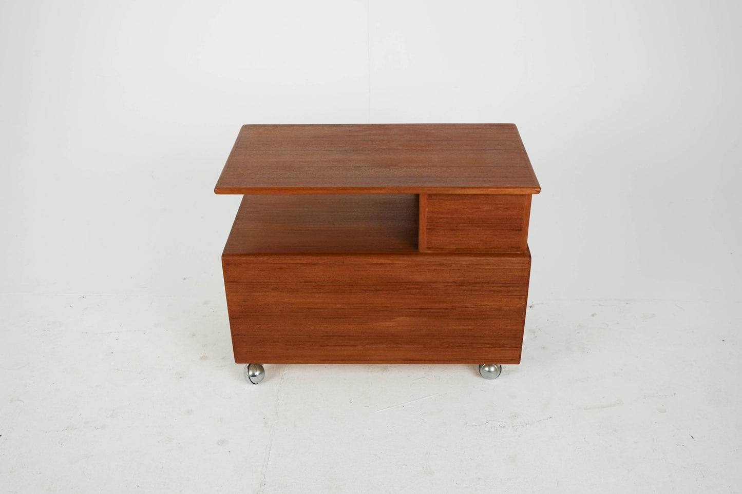 Vintage Couchtisch aus Teakrollbar mit 2 Schubladen und Ablage