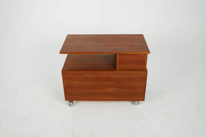 Vintage Couchtisch aus Teakrollbar mit 2 Schubladen und Ablage