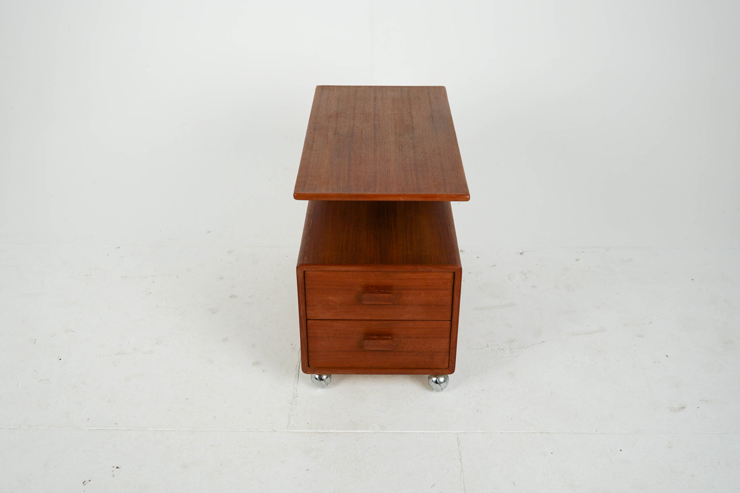 Vintage Couchtisch aus Teakrollbar mit 2 Schubladen und Ablage