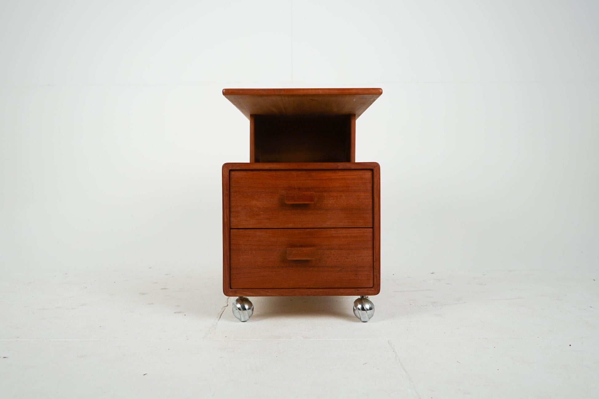 Vintage Couchtisch aus Teakrollbar mit 2 Schubladen und Ablage