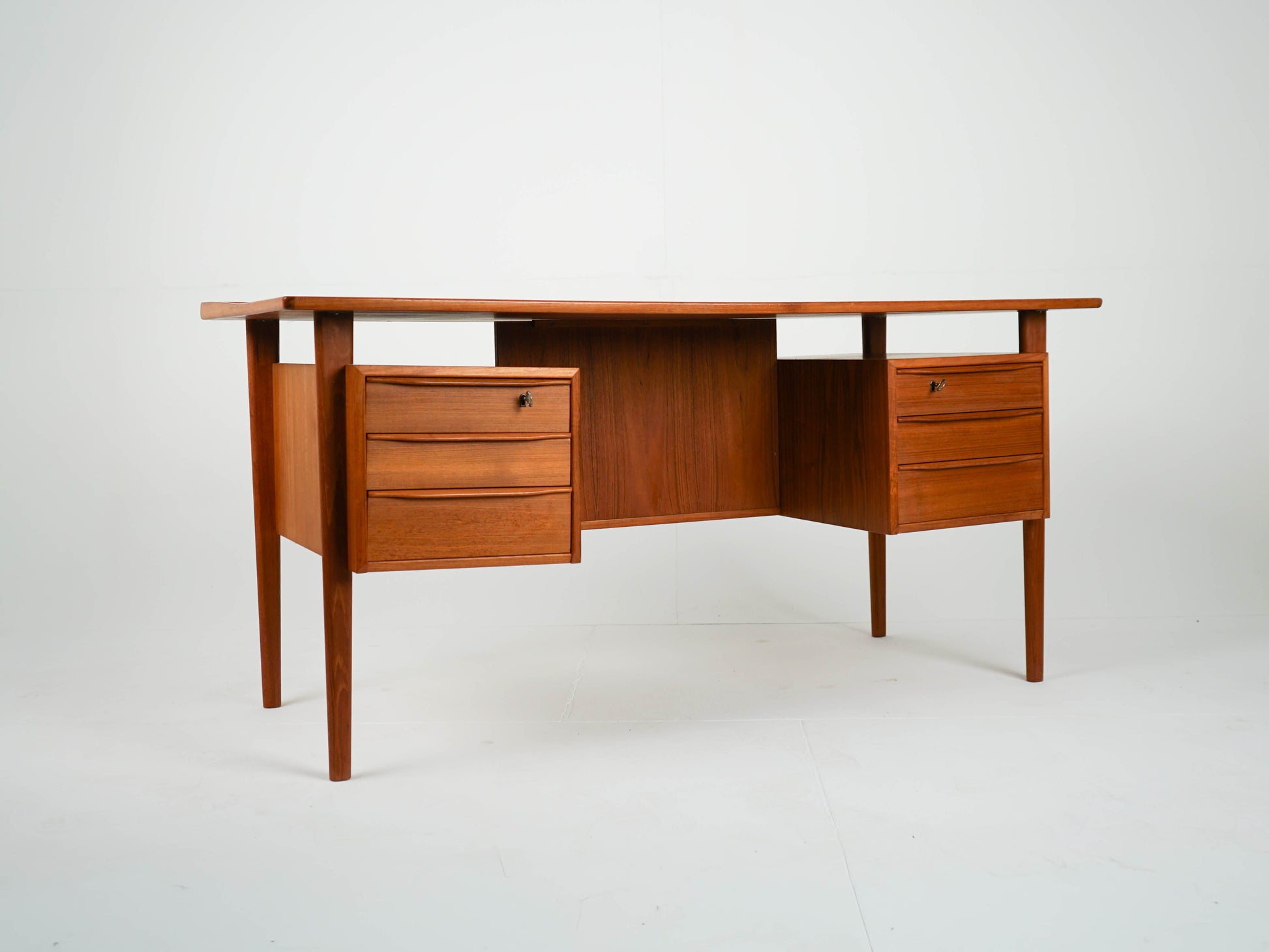 Vintage Schreibtisch von Peter Løvig Nielsen für Lovig Danish Design Teak