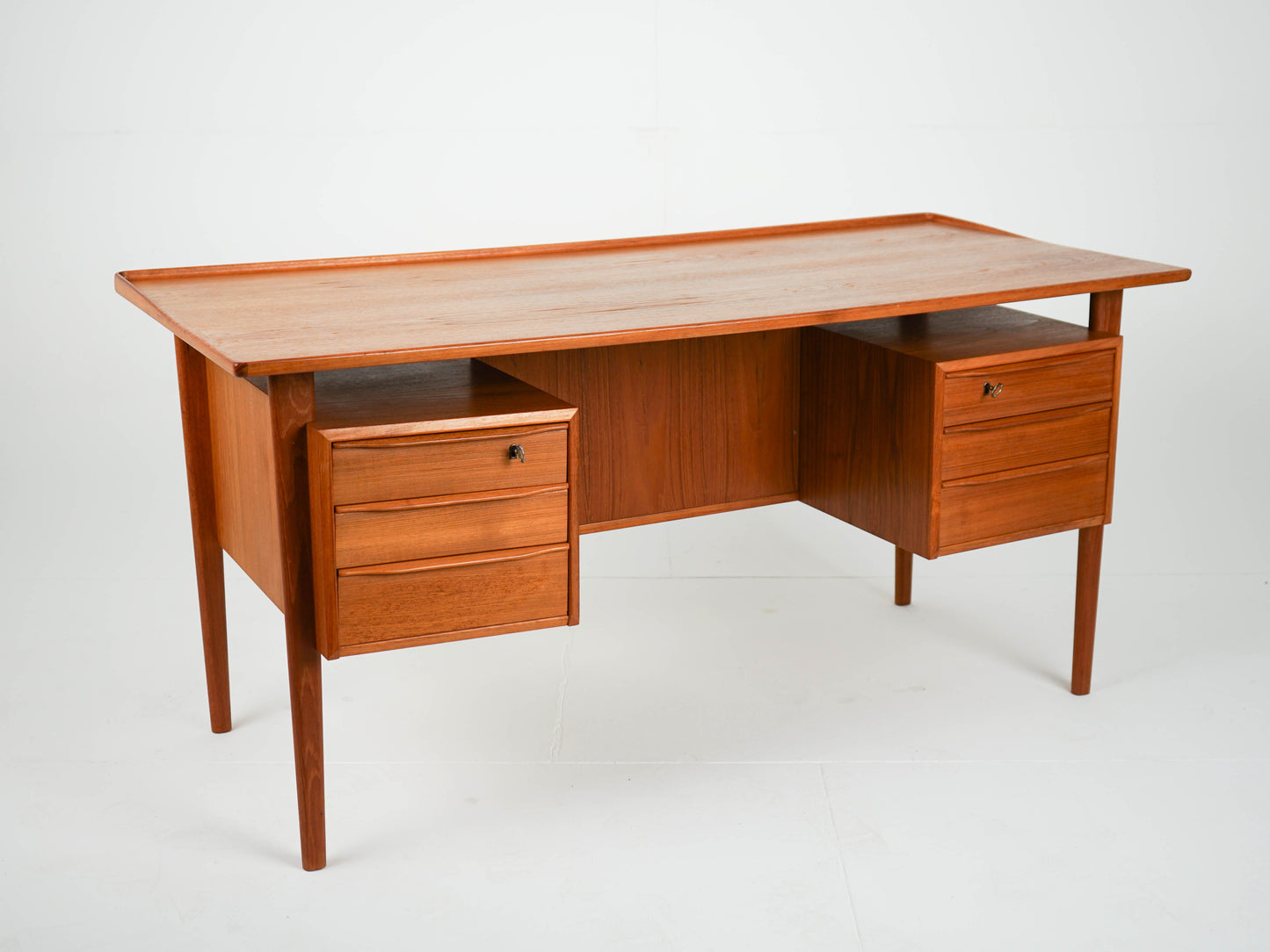 Vintage Schreibtisch von Peter Løvig Nielsen für Lovig Danish Design Teak