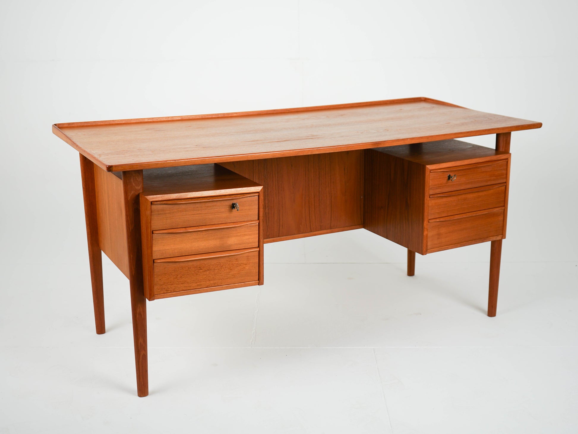 Vintage Schreibtisch von Peter Løvig Nielsen für Lovig Danish Design Teak