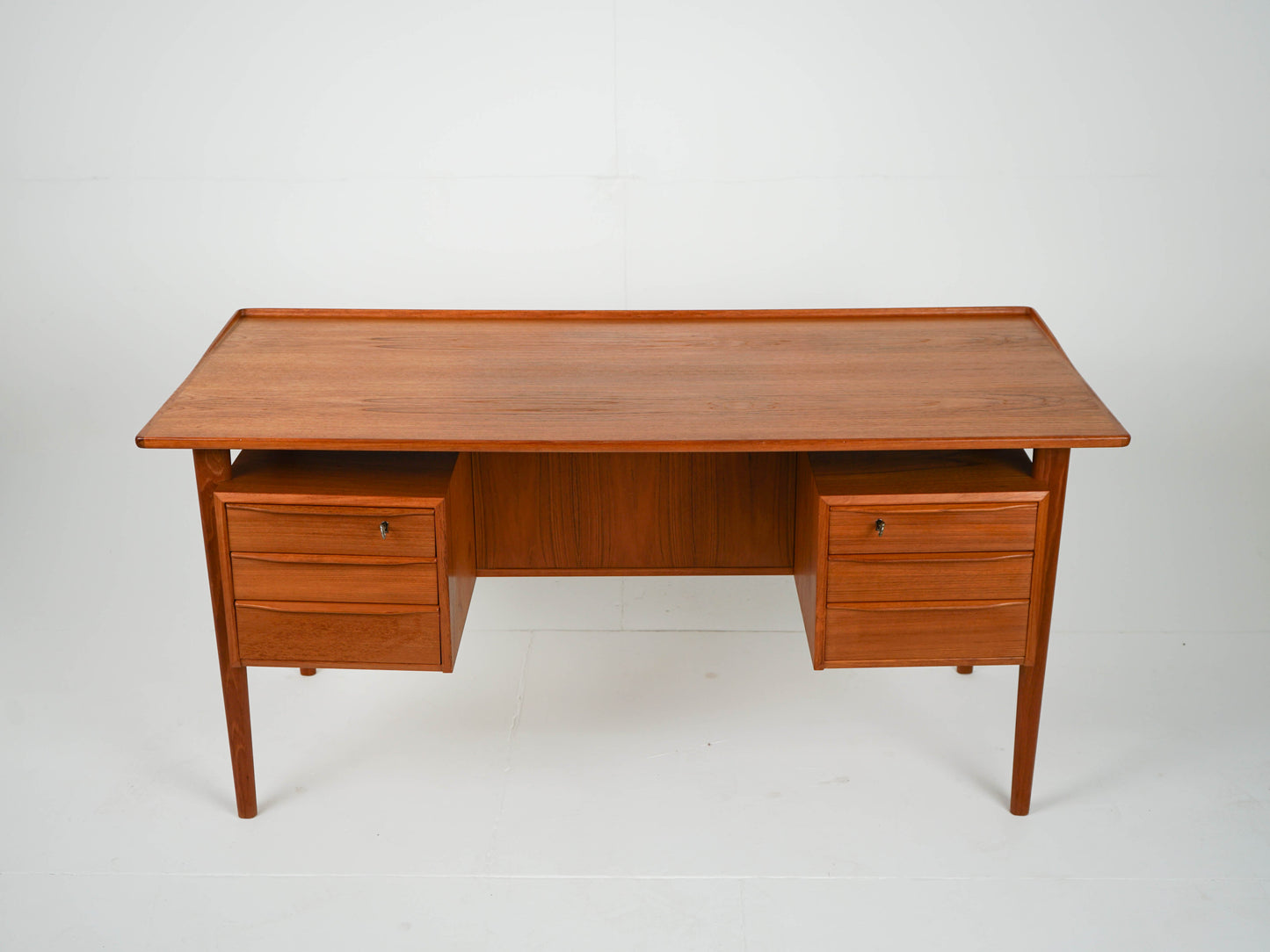 Vintage Schreibtisch von Peter Løvig Nielsen für Lovig Danish Design Teak