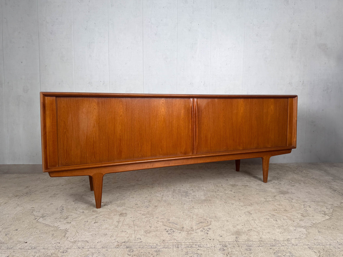 Buffet vintage en teck par Isabel Bernhard pour Pedersen and Son