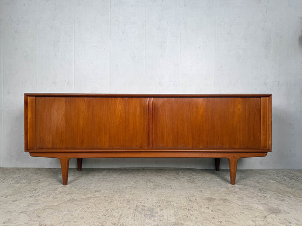 Buffet vintage en teck par Isabel Bernhard pour Pedersen and Son