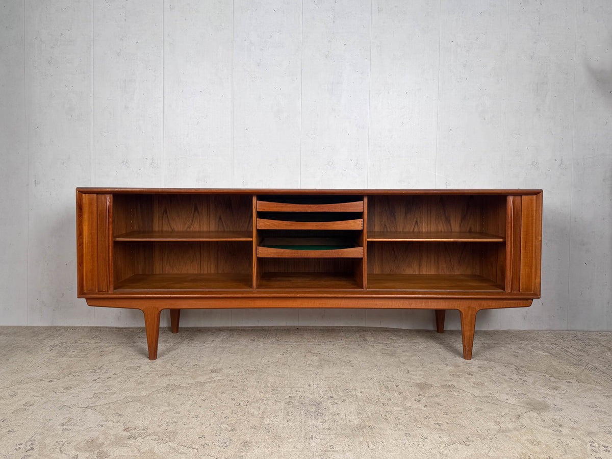 Buffet vintage en teck par Isabel Bernhard pour Pedersen and Son