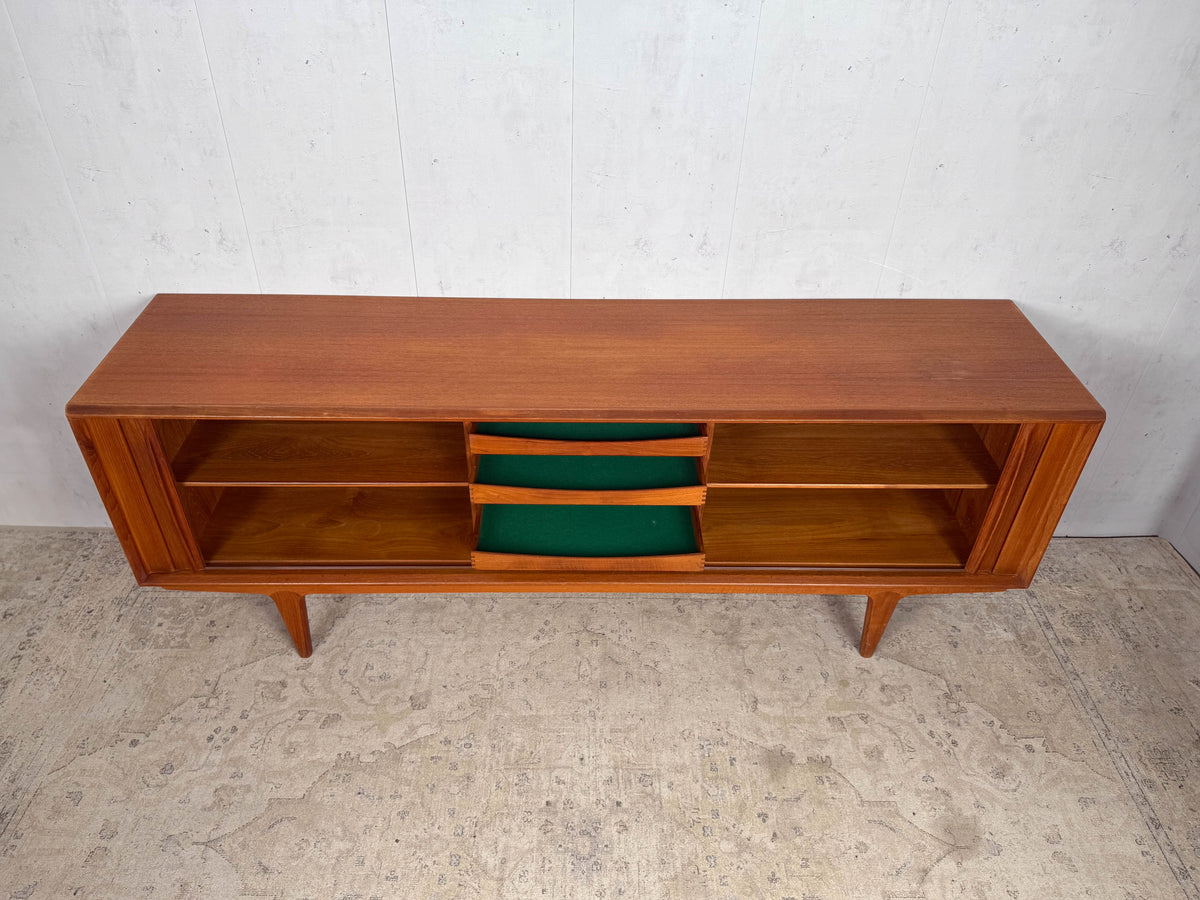 Buffet vintage en teck par Isabel Bernhard pour Pedersen and Son
