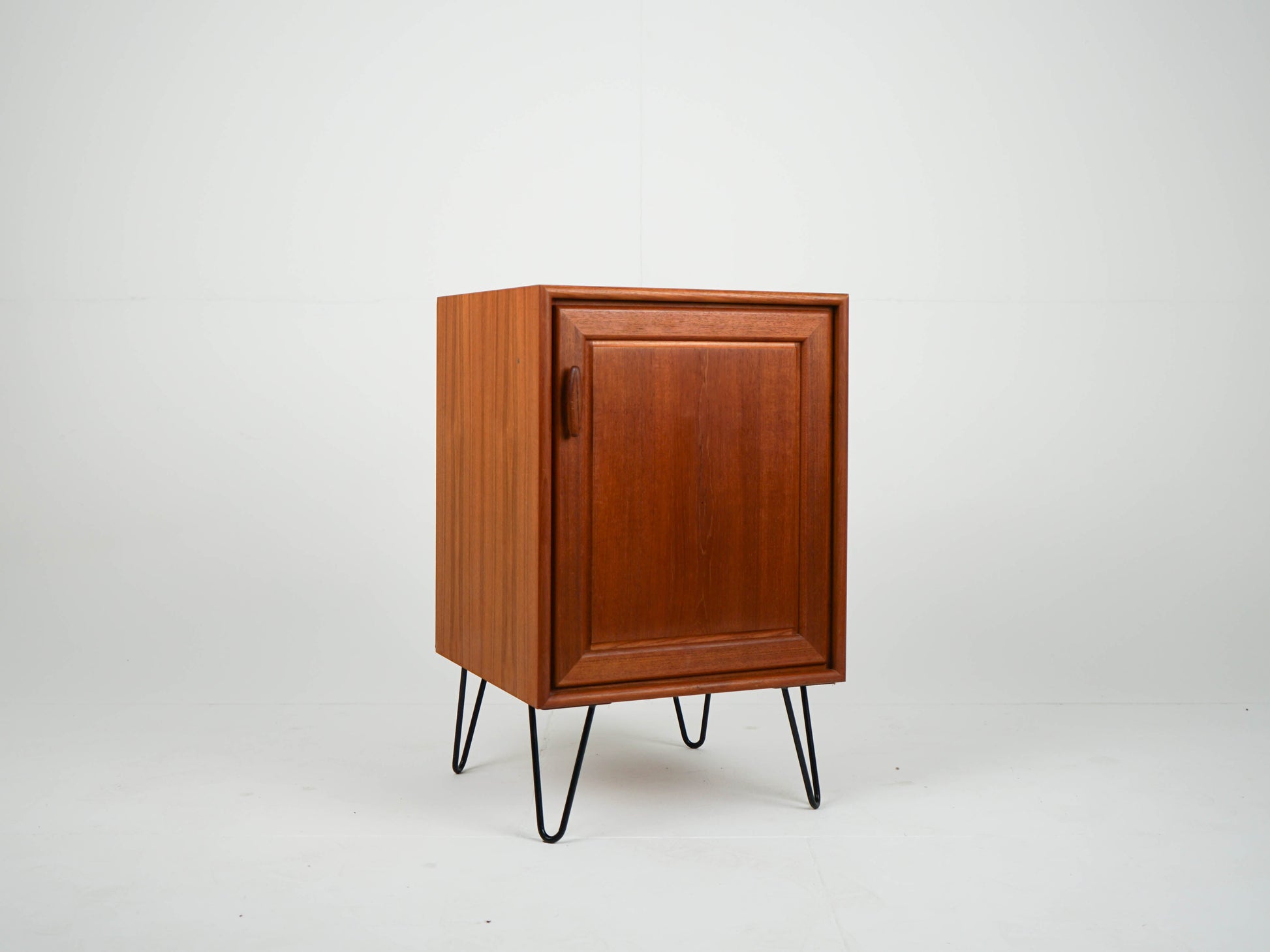 Vintage Nachttisch Teak mit Einlegeboden auf Metallbeinen