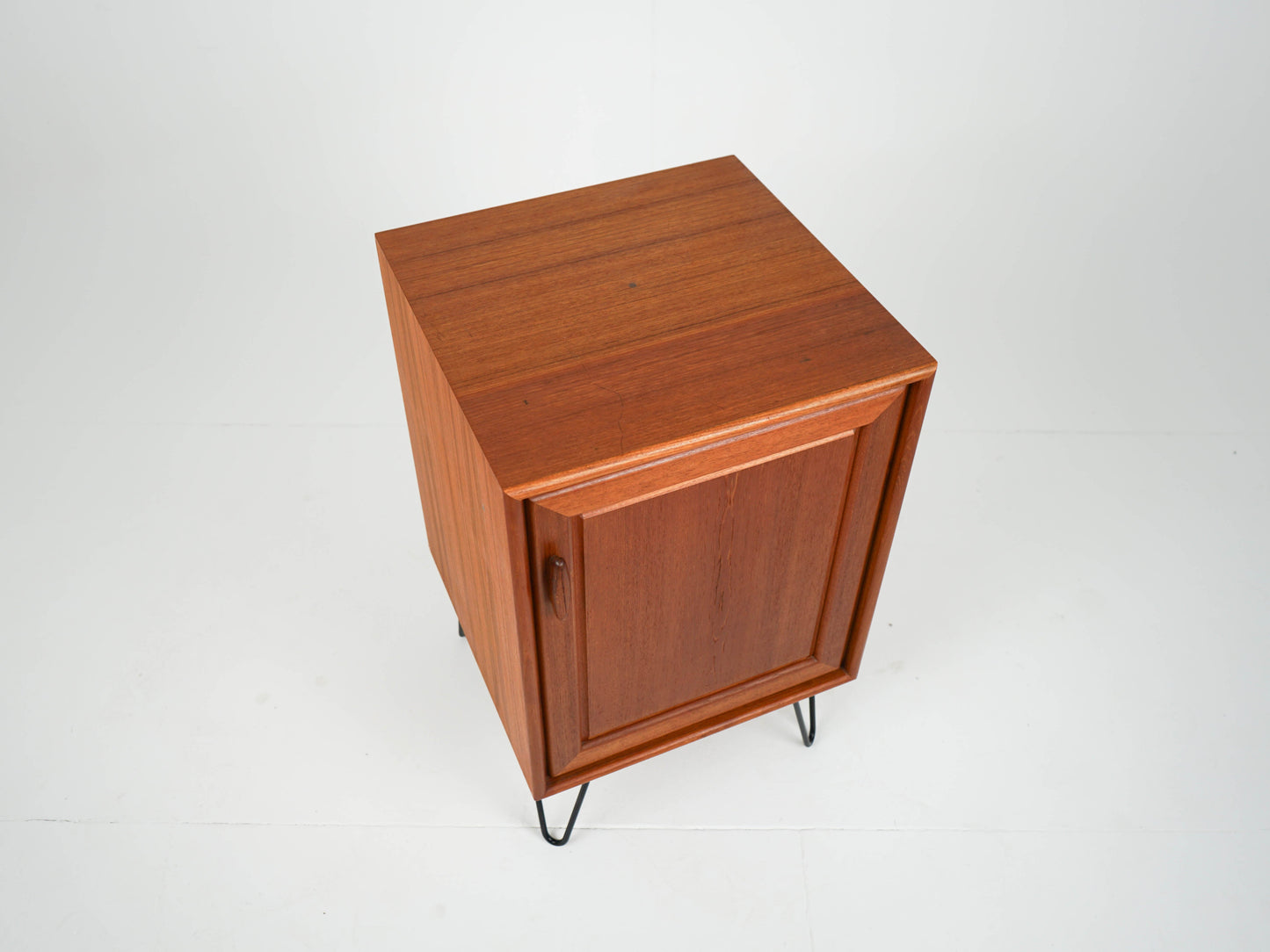 Vintage Nachttisch Teak mit Einlegeboden auf Metallbeinen