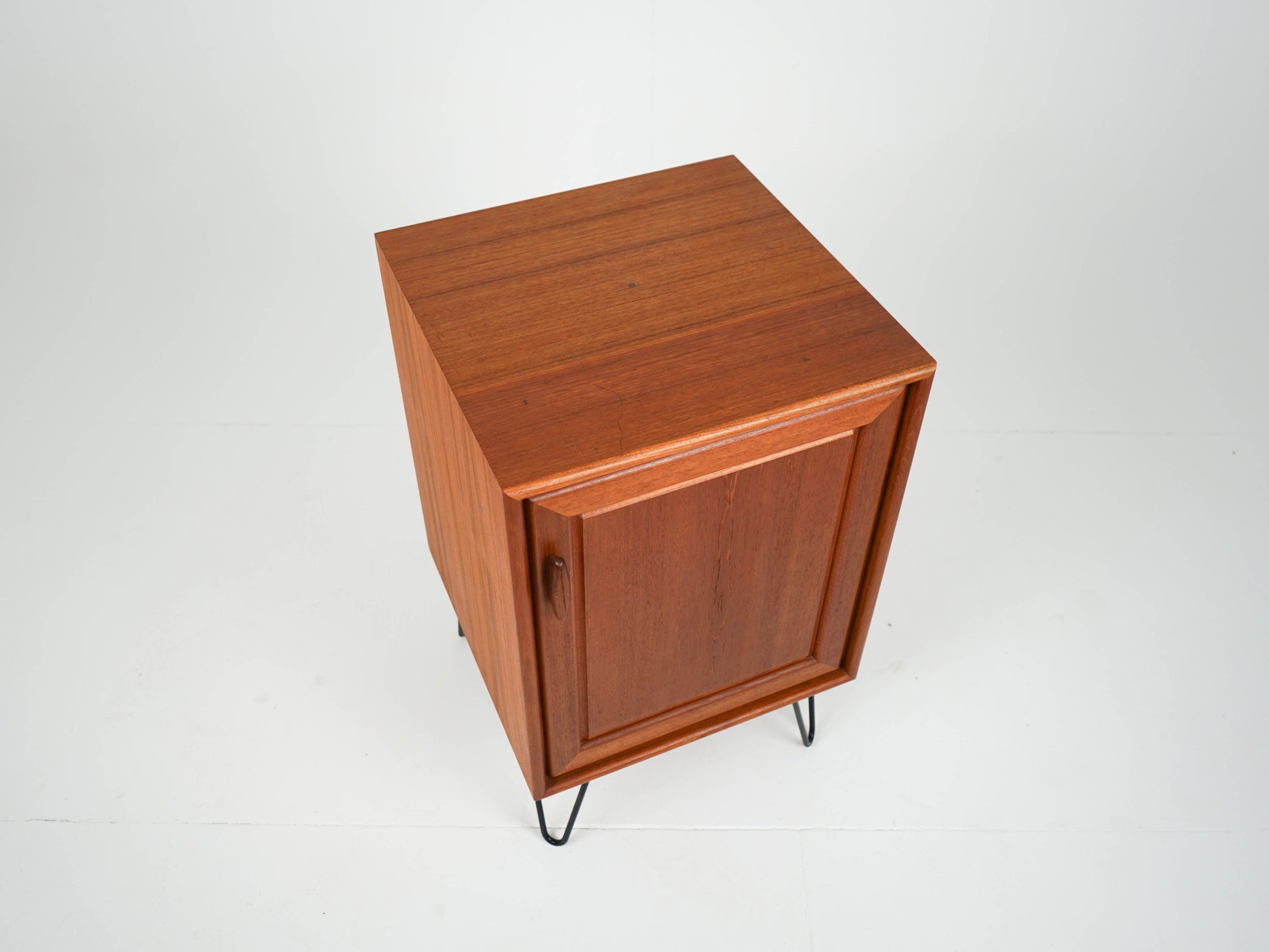 Vintage Nachttisch Teak mit Einlegeboden auf Metallbeinen