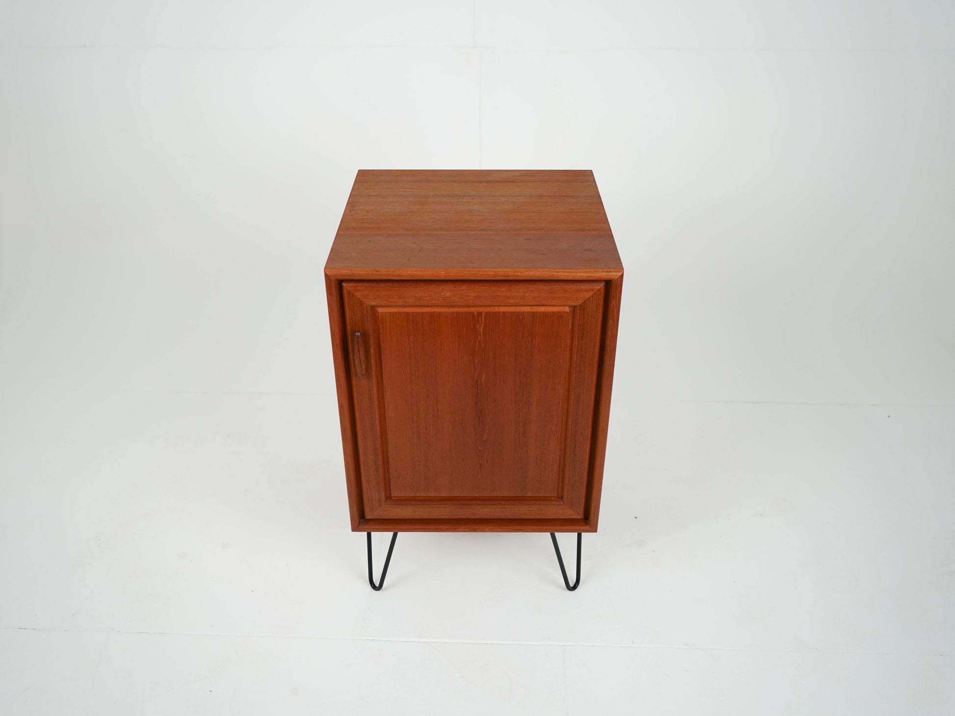 Vintage Nachttisch Teak mit Einlegeboden auf Metallbeinen