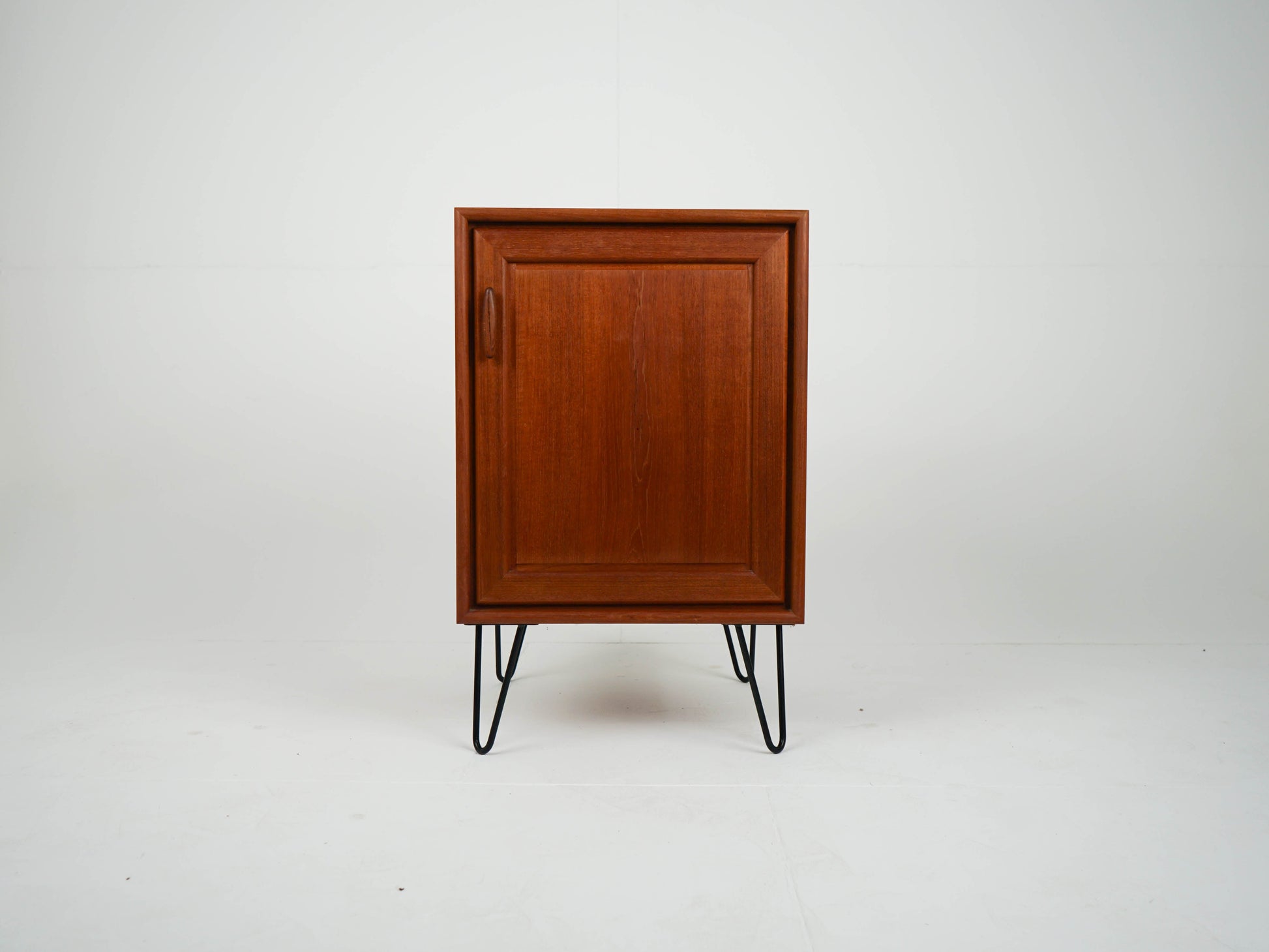Vintage Nachttisch Teak mit Einlegeboden auf Metallbeinen