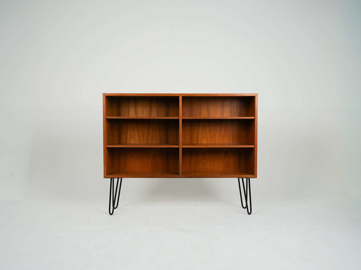 Vintage Sideboard Vinylregal Teak auf Metallbeinen