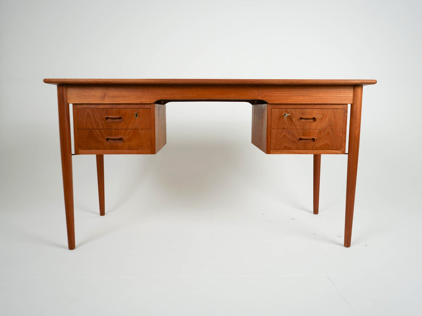 Bureau vintage en teck danois des années 60