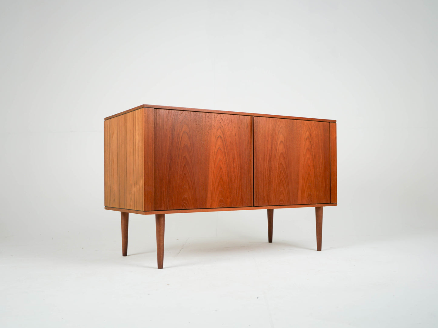 Vintage Sideboard Teakholz mit Jalousietüren, Mid-Century