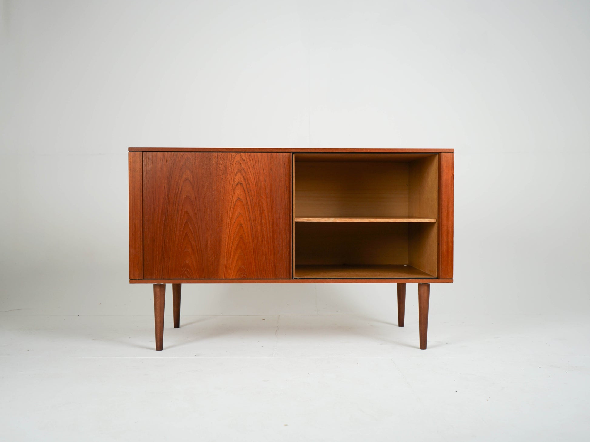 Vintage Sideboard Teakholz mit Jalousietüren, Mid-Century