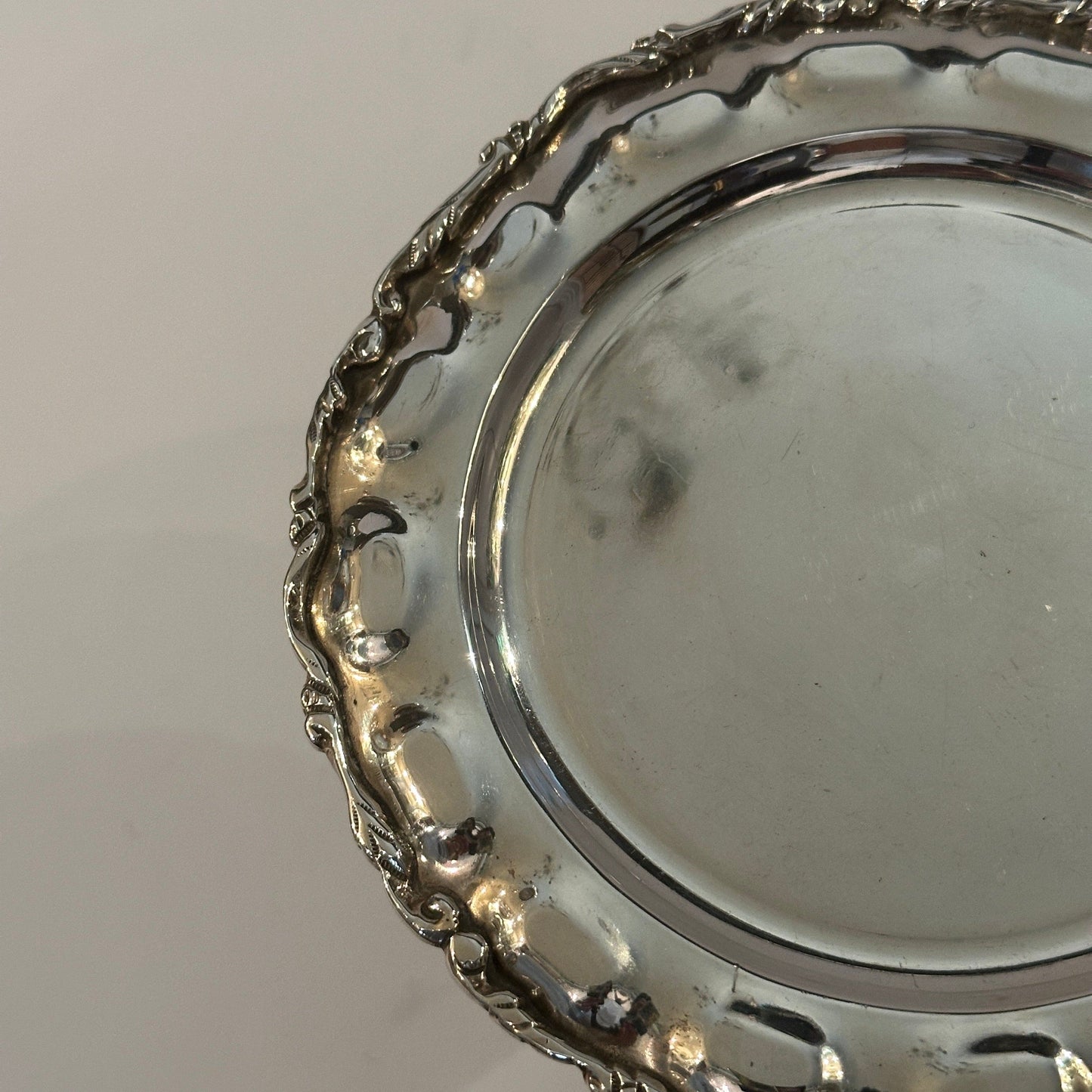 Assiette vintage en argent Cartier à décor organique sur les bords