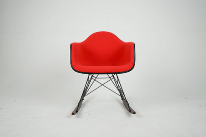 Vintage Schaukelstuhl "RAR" von Eames in Rot