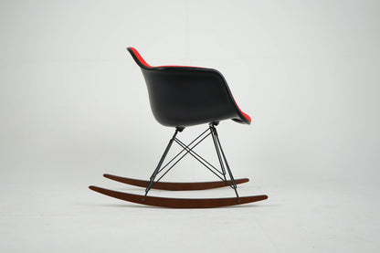Vintage Schaukelstuhl "RAR" von Eames in Rot