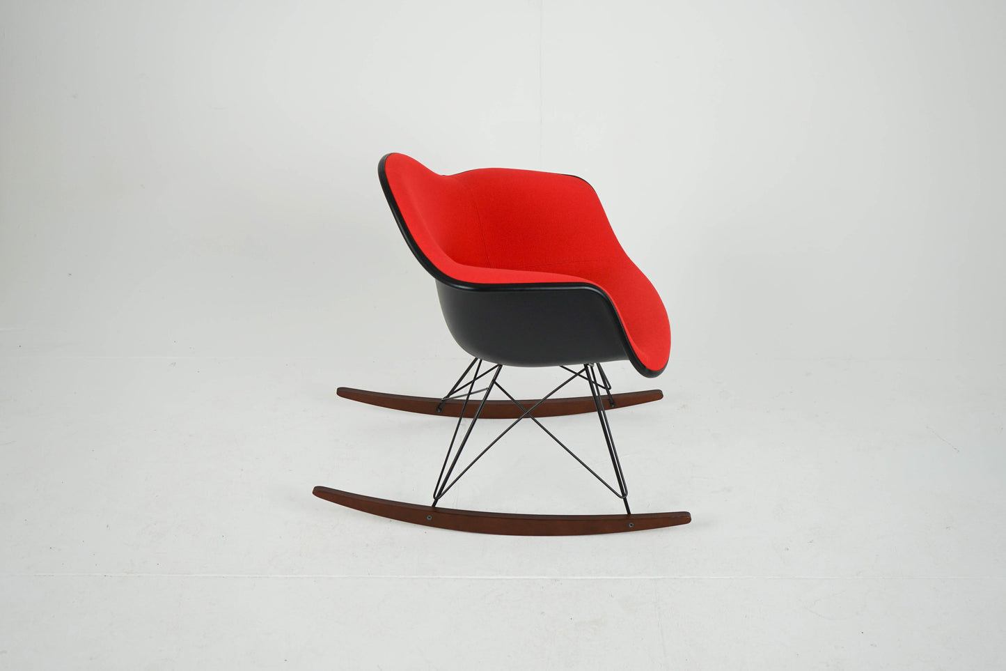 Vintage Schaukelstuhl "RAR" von Eames in Rot