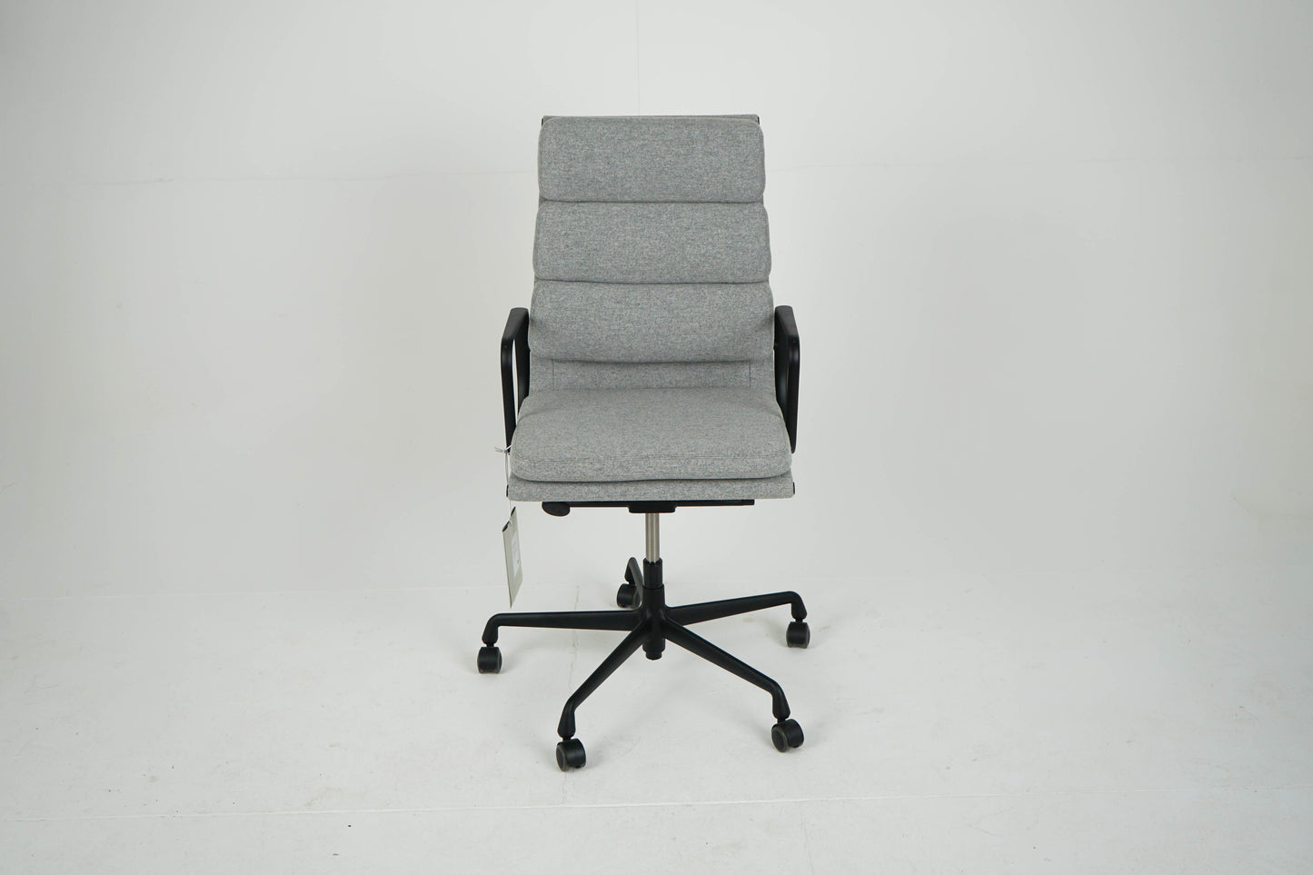 Vintage Schreibtischstuhl "EA 219" Softpad grau von Vitra