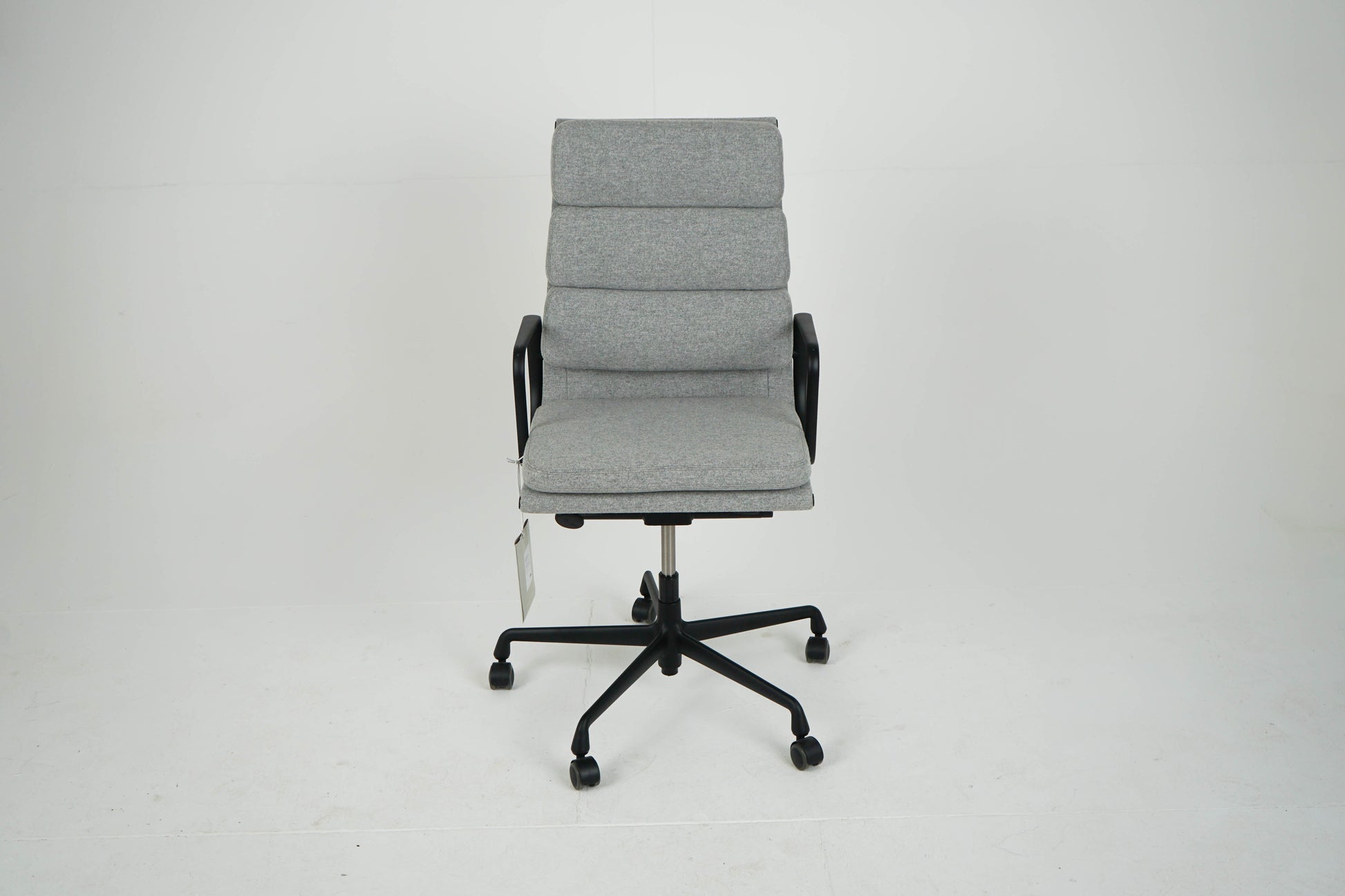 Vintage Schreibtischstuhl "EA 219" Softpad grau von Vitra