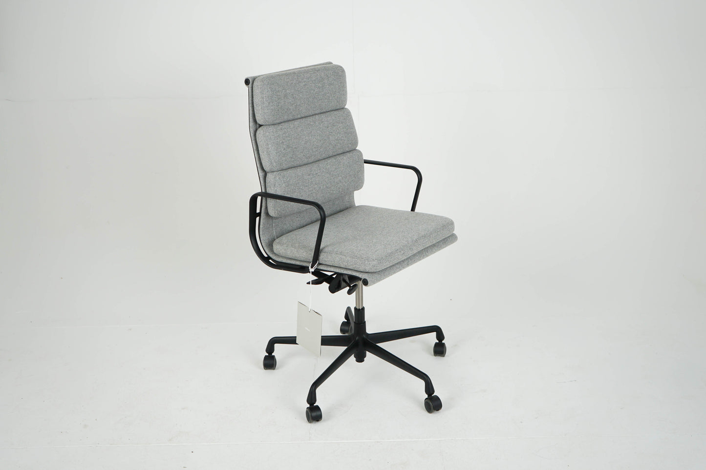 Vintage Schreibtischstuhl "EA 219" Softpad grau von Vitra