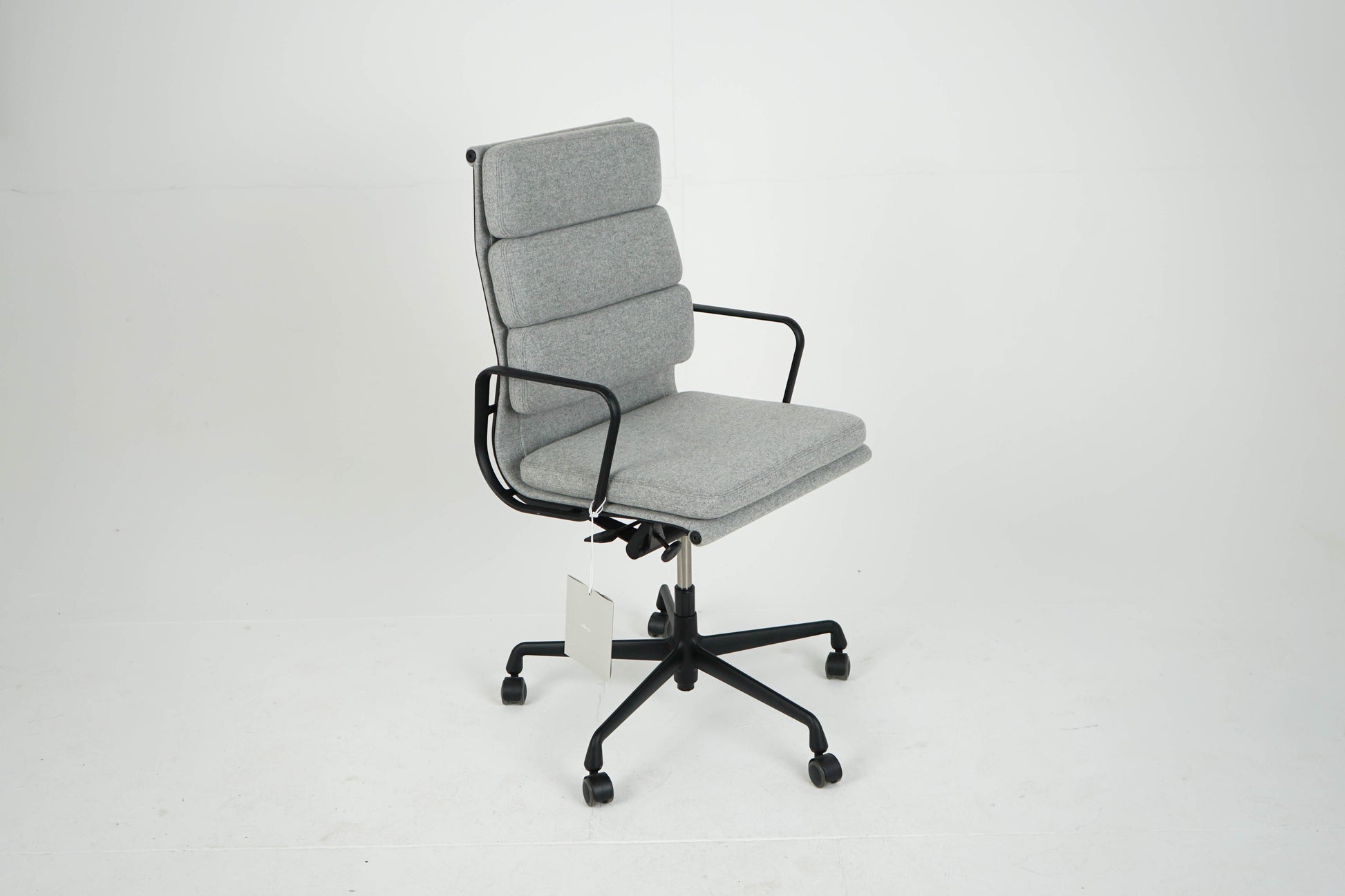 Vintage Schreibtischstuhl "EA 219" Softpad grau von Vitra