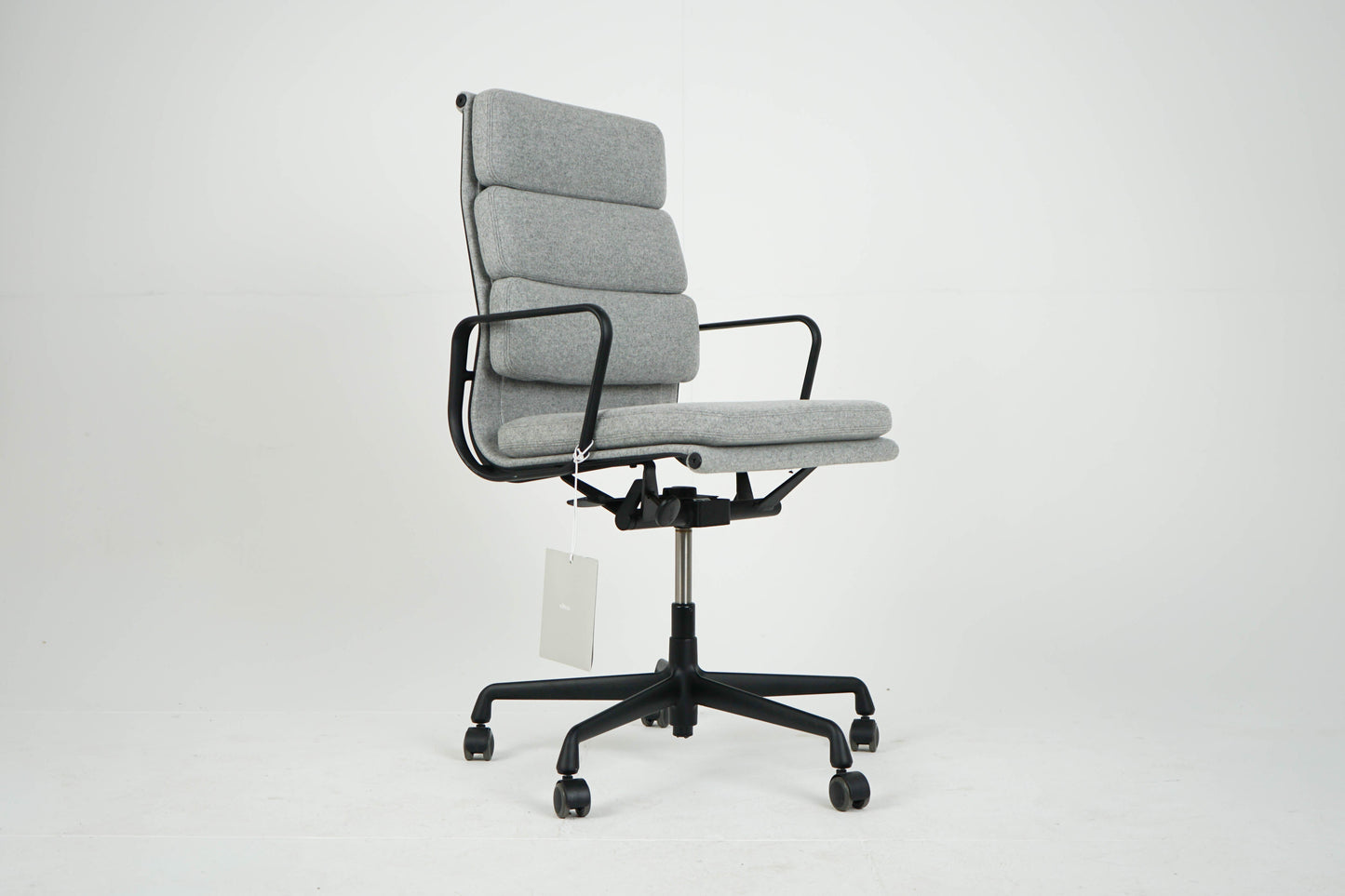 Vintage Schreibtischstuhl "EA 219" Softpad grau von Vitra