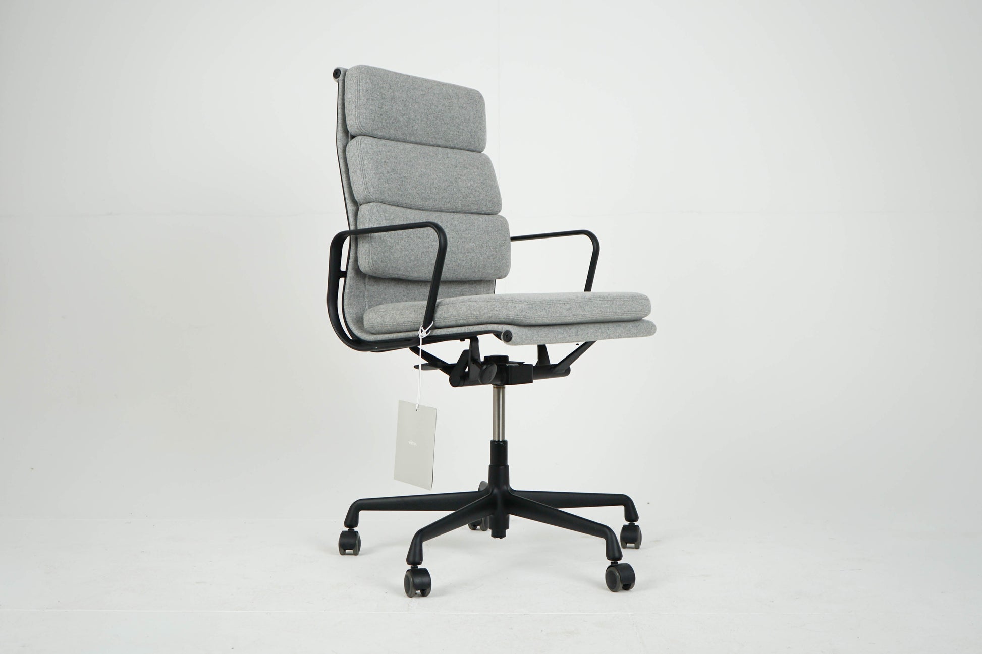 Vintage Schreibtischstuhl "EA 219" Softpad grau von Vitra