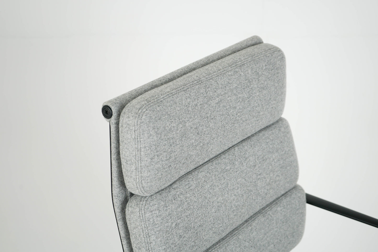 Vintage Schreibtischstuhl "EA 219" Softpad grau von Vitra