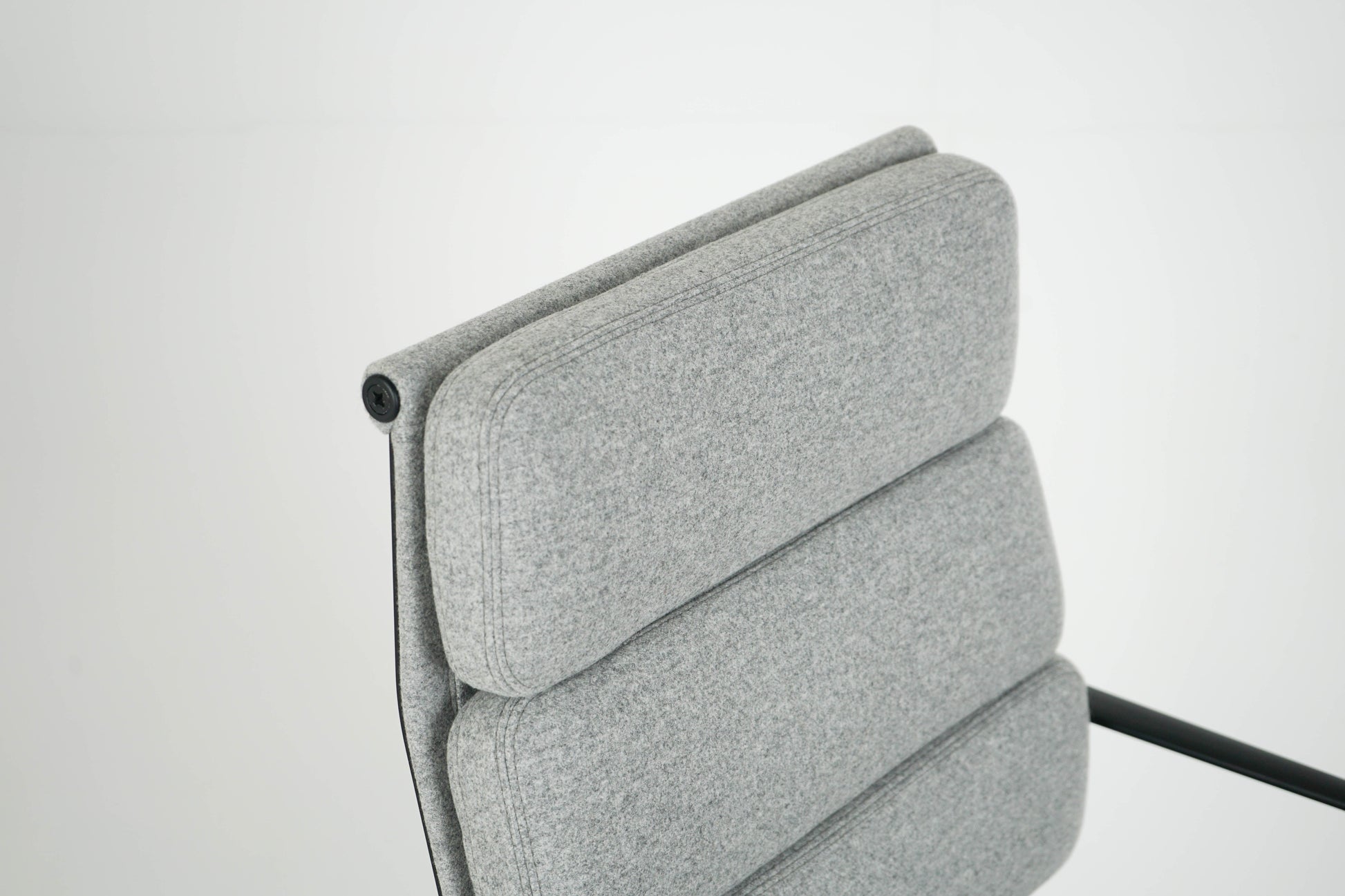 Vintage Schreibtischstuhl "EA 219" Softpad grau von Vitra