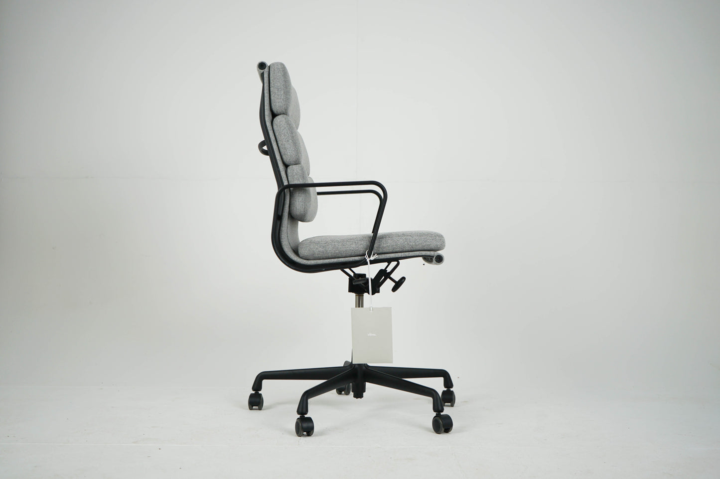 Vintage Schreibtischstuhl "EA 219" Softpad grau von Vitra