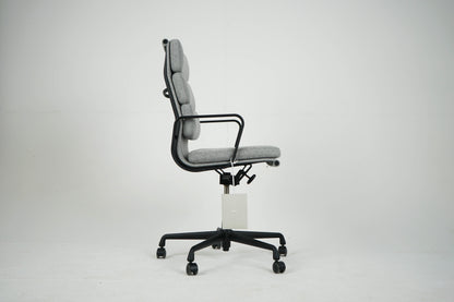 Vintage Schreibtischstuhl "EA 219" Softpad grau von Vitra